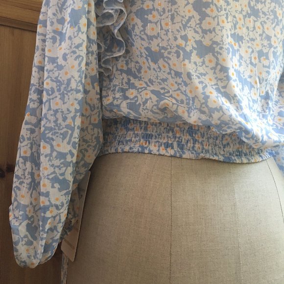 NWT Pale Blue Tie Waist Top with Ruffled Shoulder Size M - Picture 9 of 13